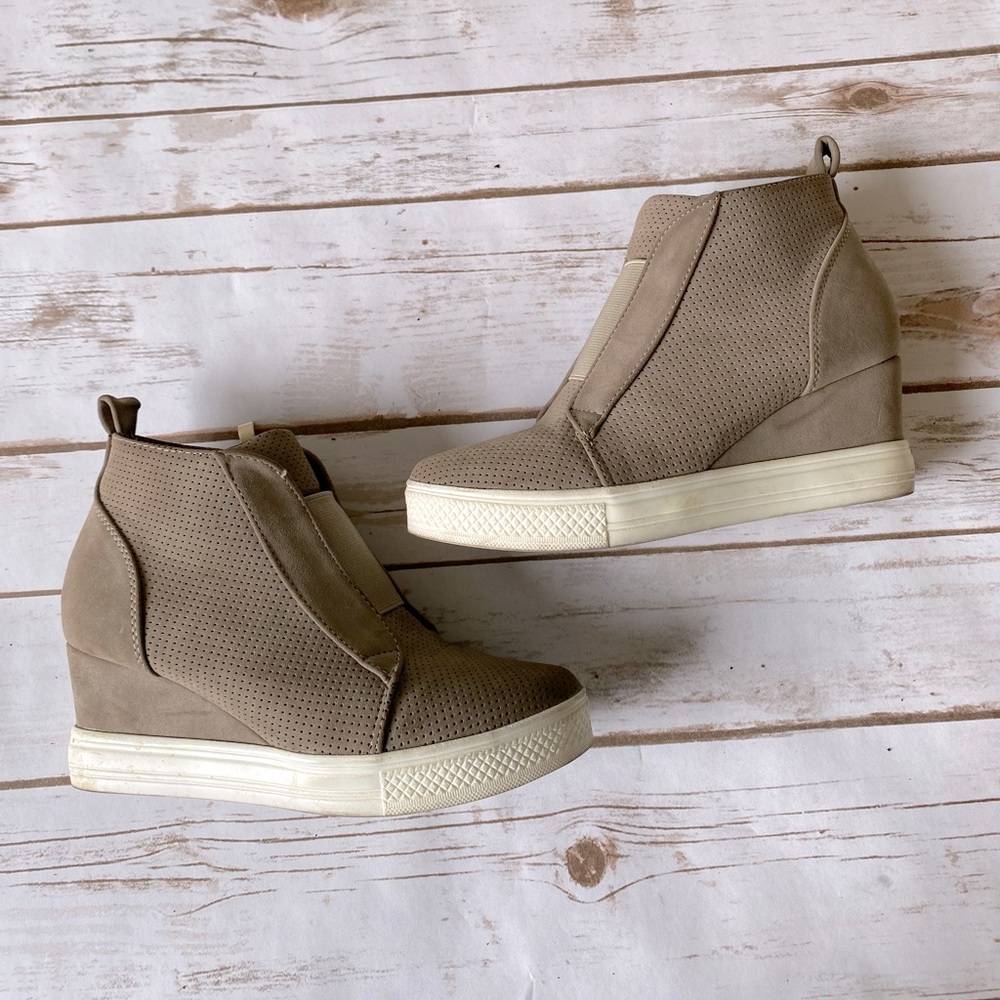 Gorgeous “Griege” wedge sneaker! Size 6 1/2